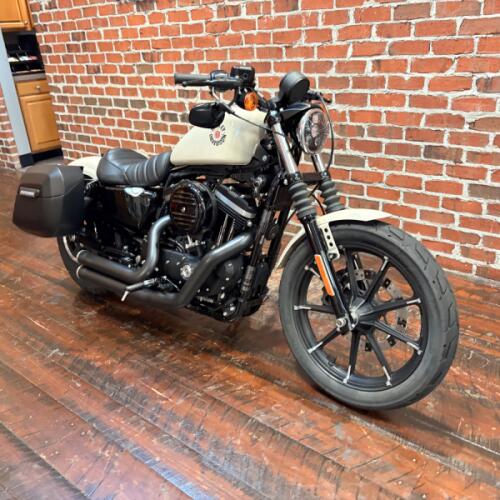 XL 883N 2022 Iron 883™ thumb 2