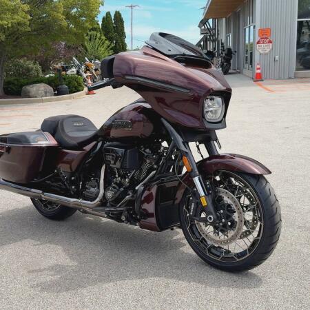 2024 Harley-Davidson® CVO™ Street Glide® Copperhead thumb 3