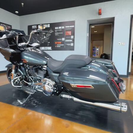 2025 Harley-Davidson® Road Glide® Iron Horse Metallic Chrome Trim thumb 3