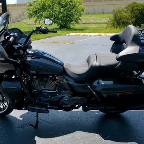 2026 Harley-Davidson® Road Glide Limited Vivid Black Black Trim thumb 2