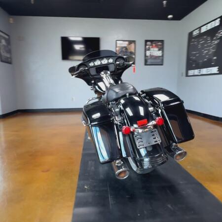 2021 Harley-Davidson® Street Glide® Vivid Black thumb 3