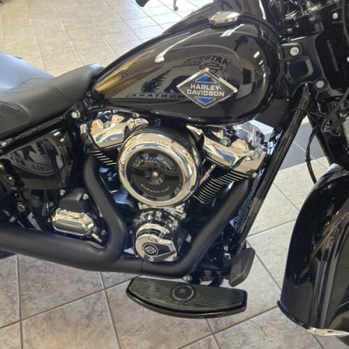 2026 Harley-Davidson® Heritage Classic Vivid Black Black Cast Wheels thumb 0