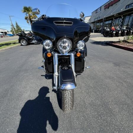 2024 Harley-Davidson® Tri Glide® Ultra Vivid Black thumb 3