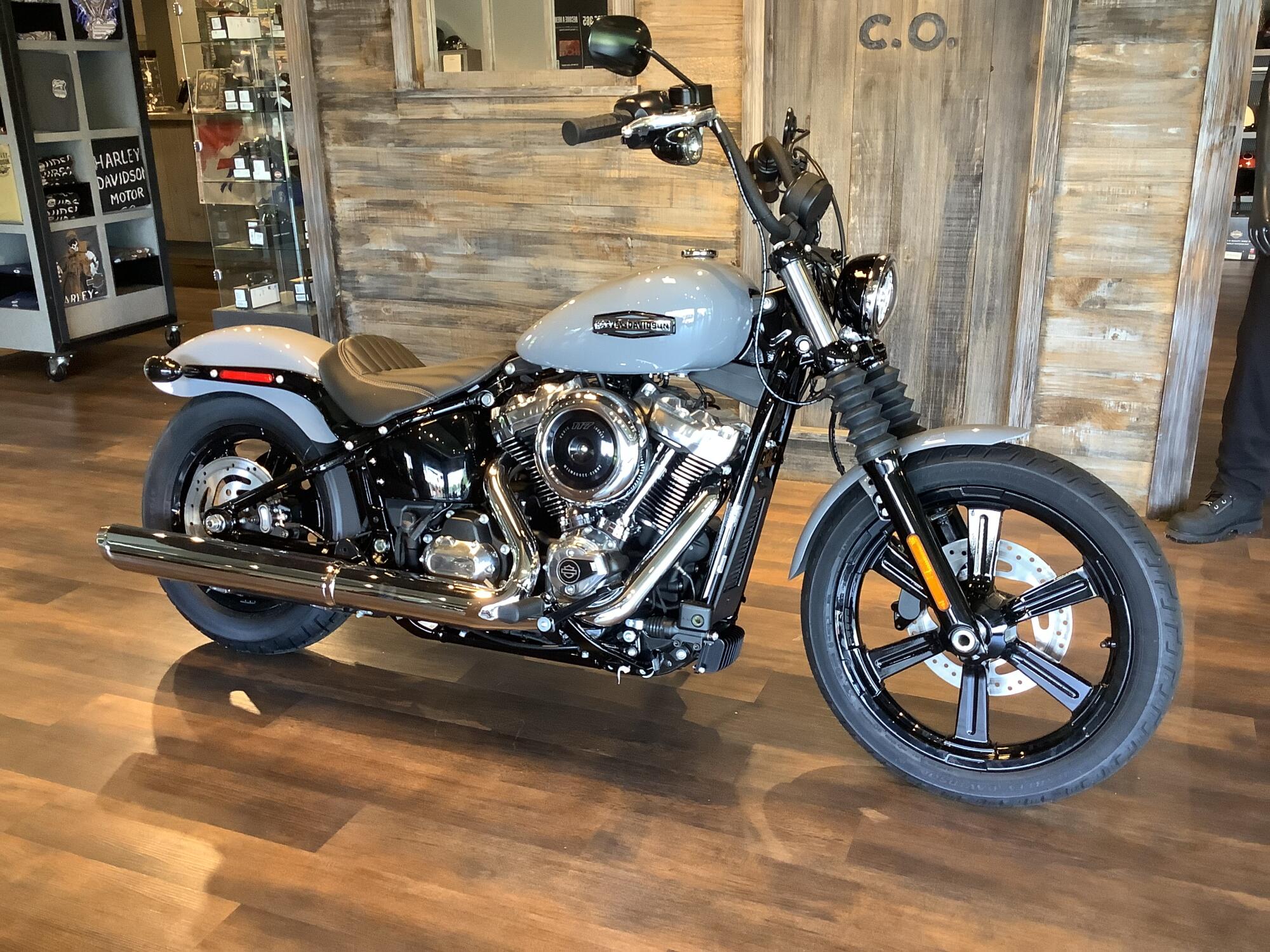 Harley-Davidson® Street Bob® 2026 FXBB S15-26 Dark Billiard Gray Chrome Cast Wheels