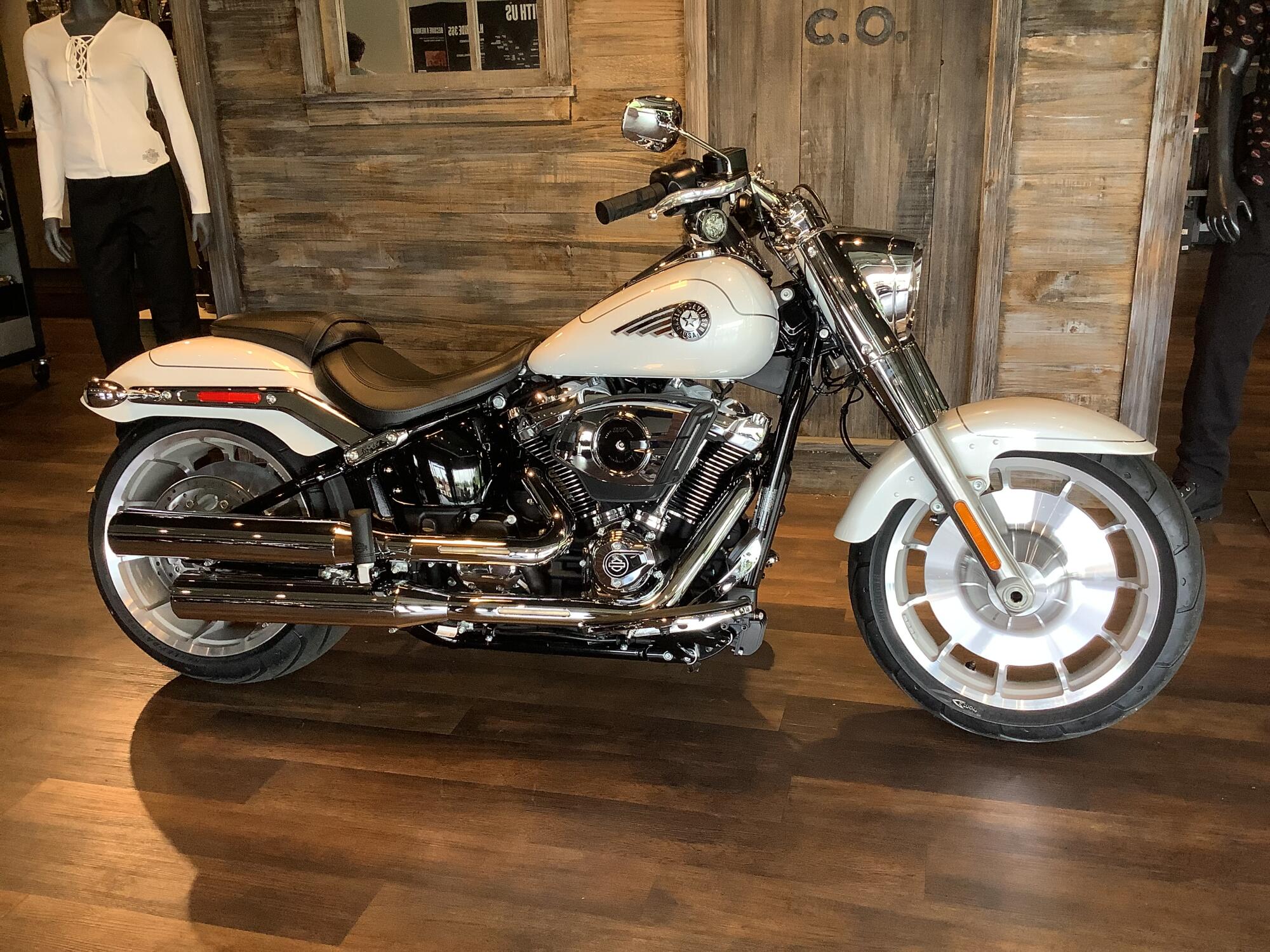 Harley-Davidson® Fat Boy® 2026 FLFB S11-26 White Onyx Pearl Chrome Trim