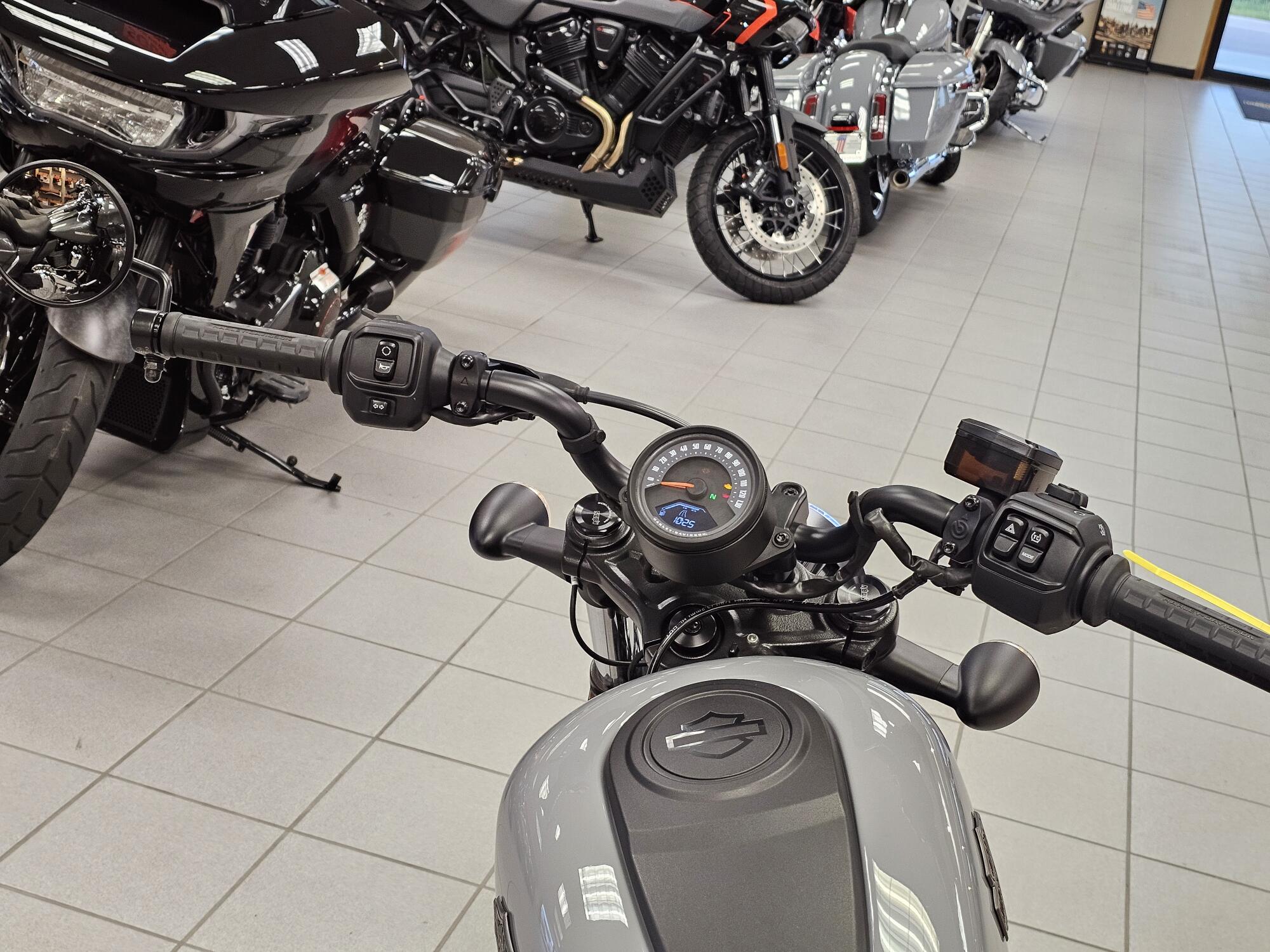 RH975 2026 Nightster®, photo 23