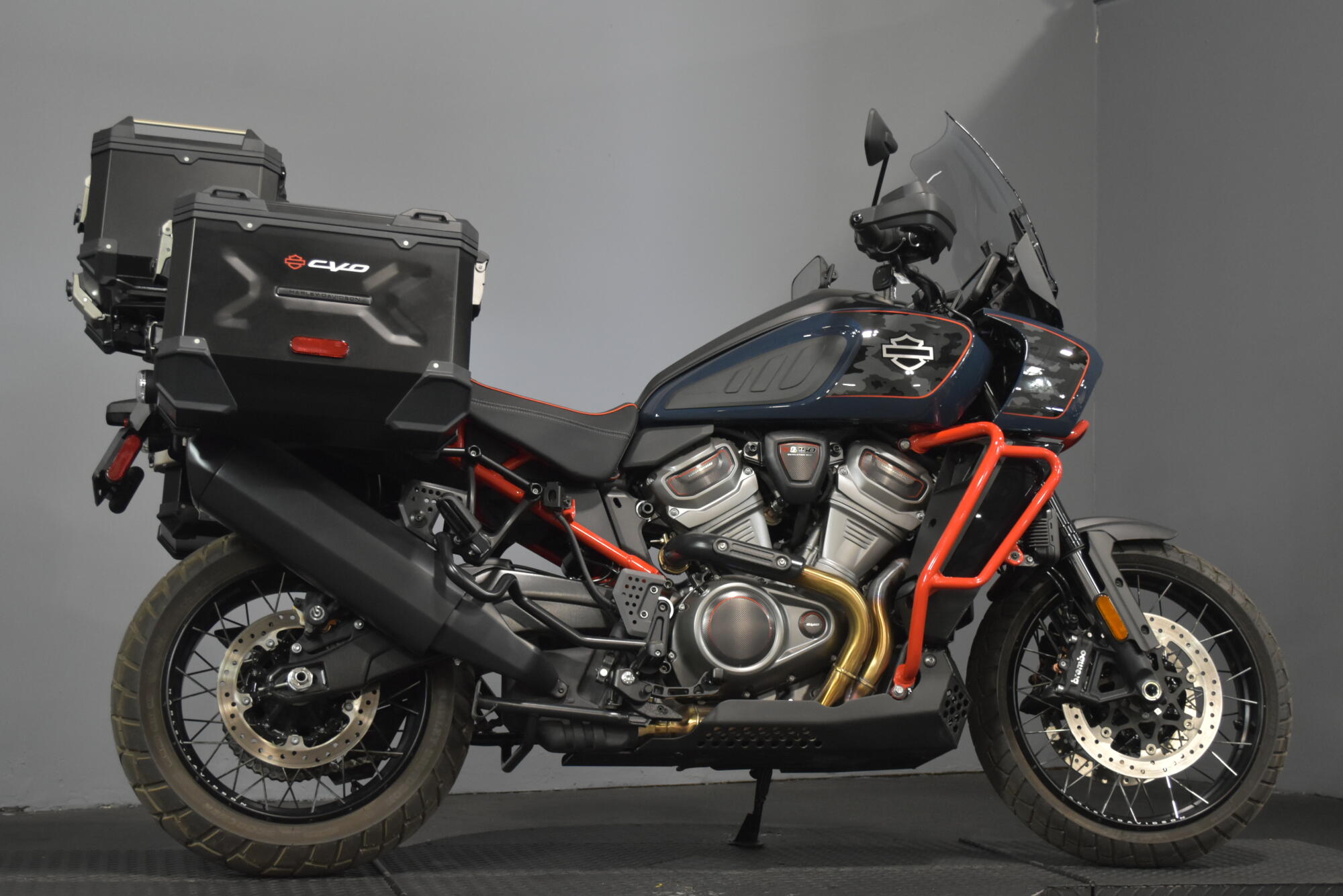 2025 Harley-Davidson® CVO™ Pan America® Carbon Blue, photo 33