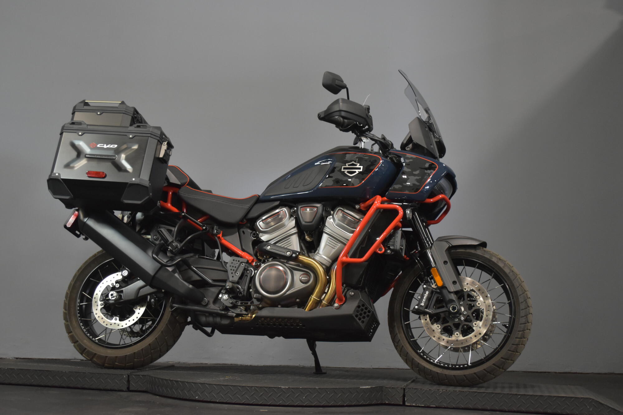 2025 Harley-Davidson® CVO™ Pan America® Carbon Blue, photo 34