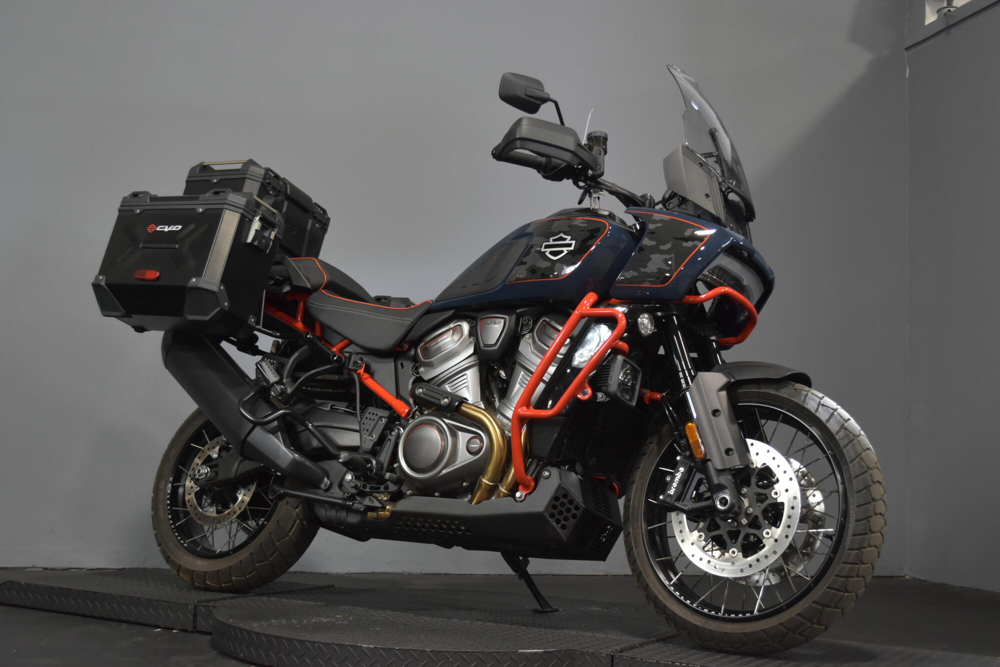 2025 Harley-Davidson® CVO™ Pan America® Carbon Blue, photo 2
