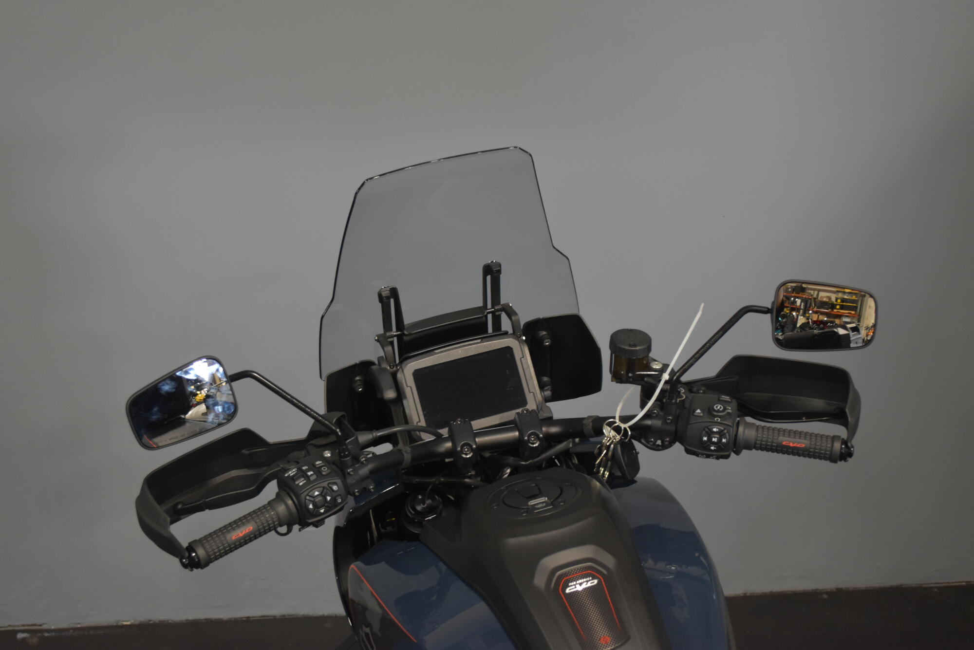 2025 Harley-Davidson® CVO™ Pan America® Carbon Blue, photo 17