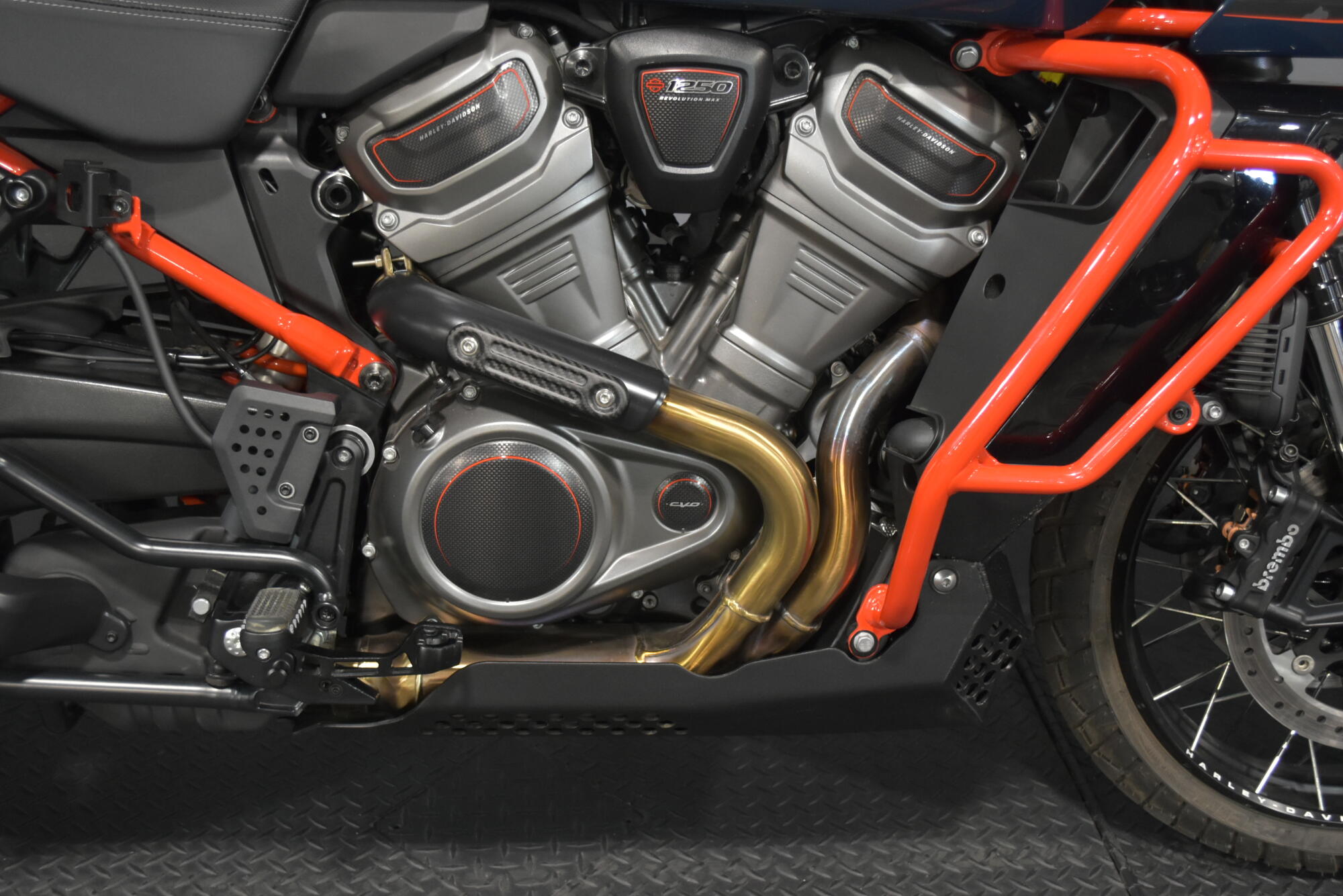 2025 Harley-Davidson® CVO™ Pan America® Carbon Blue, photo 10