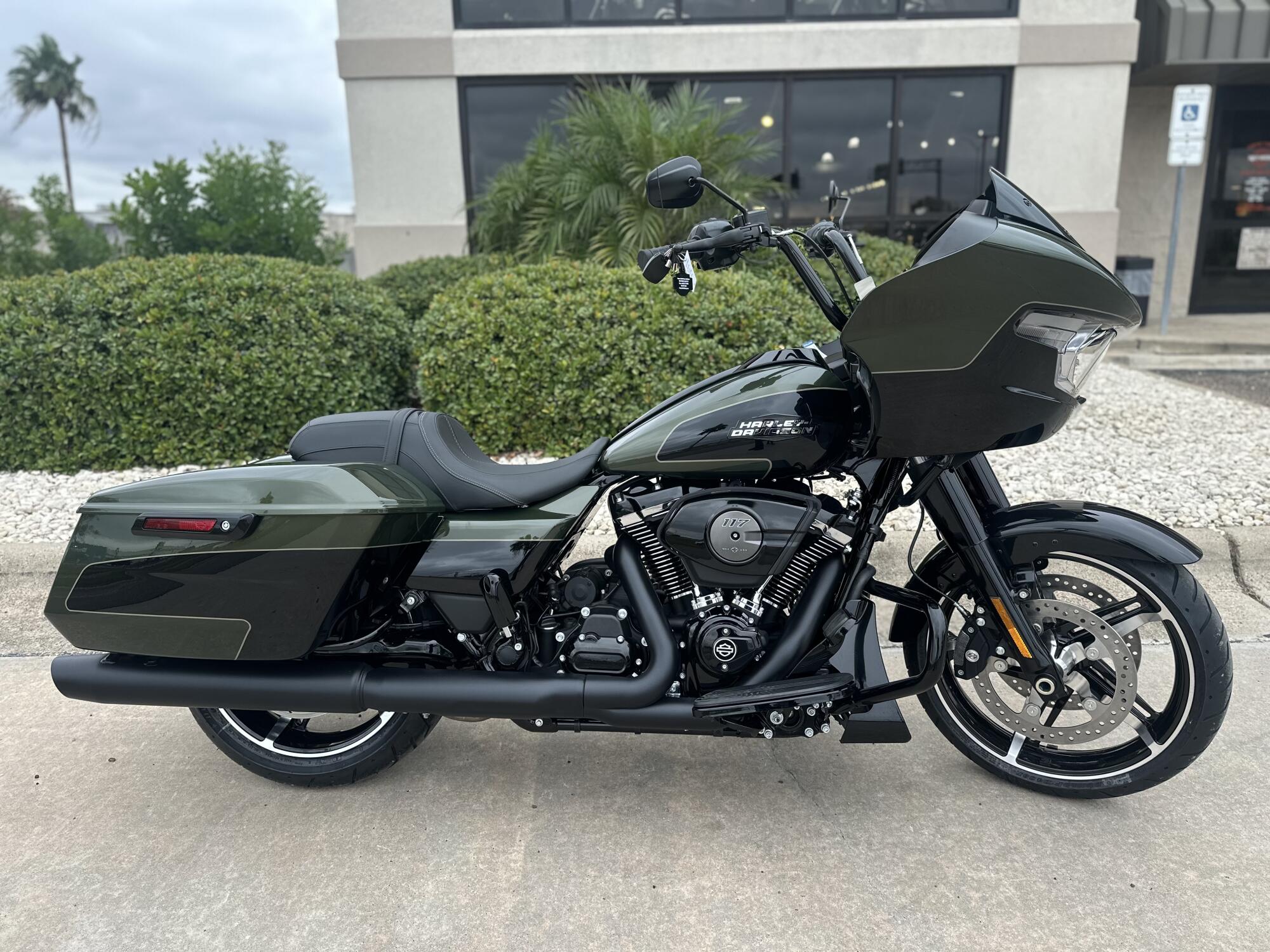 2026 Harley-Davidson® Road Glide® OLIV STL MTL/BLK W/ PINSTRI