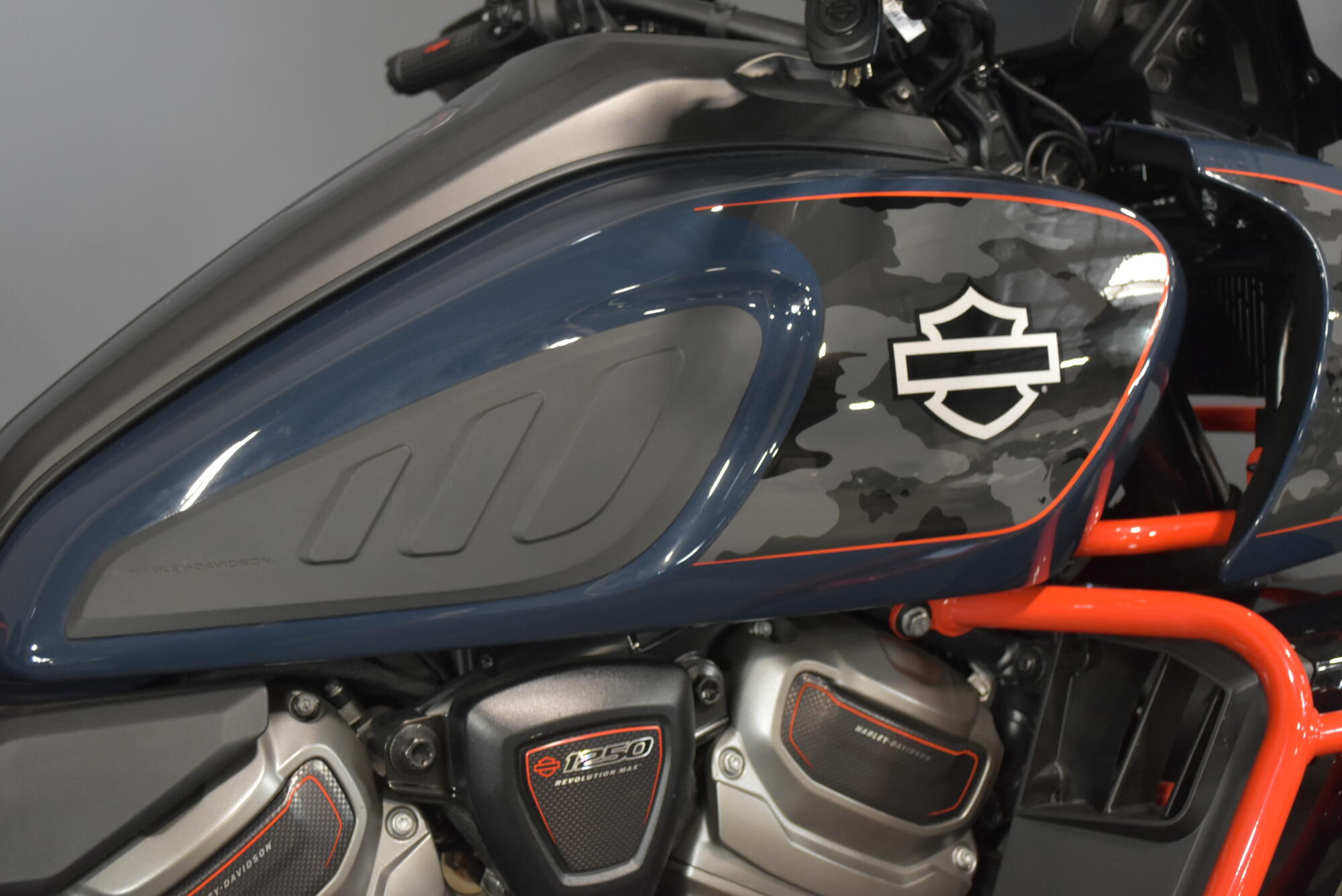 2025 Harley-Davidson® CVO™ Pan America® Carbon Blue, photo 27