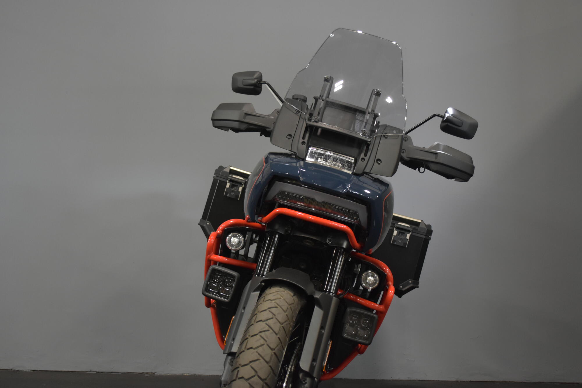 2025 Harley-Davidson® CVO™ Pan America® Carbon Blue, photo 3