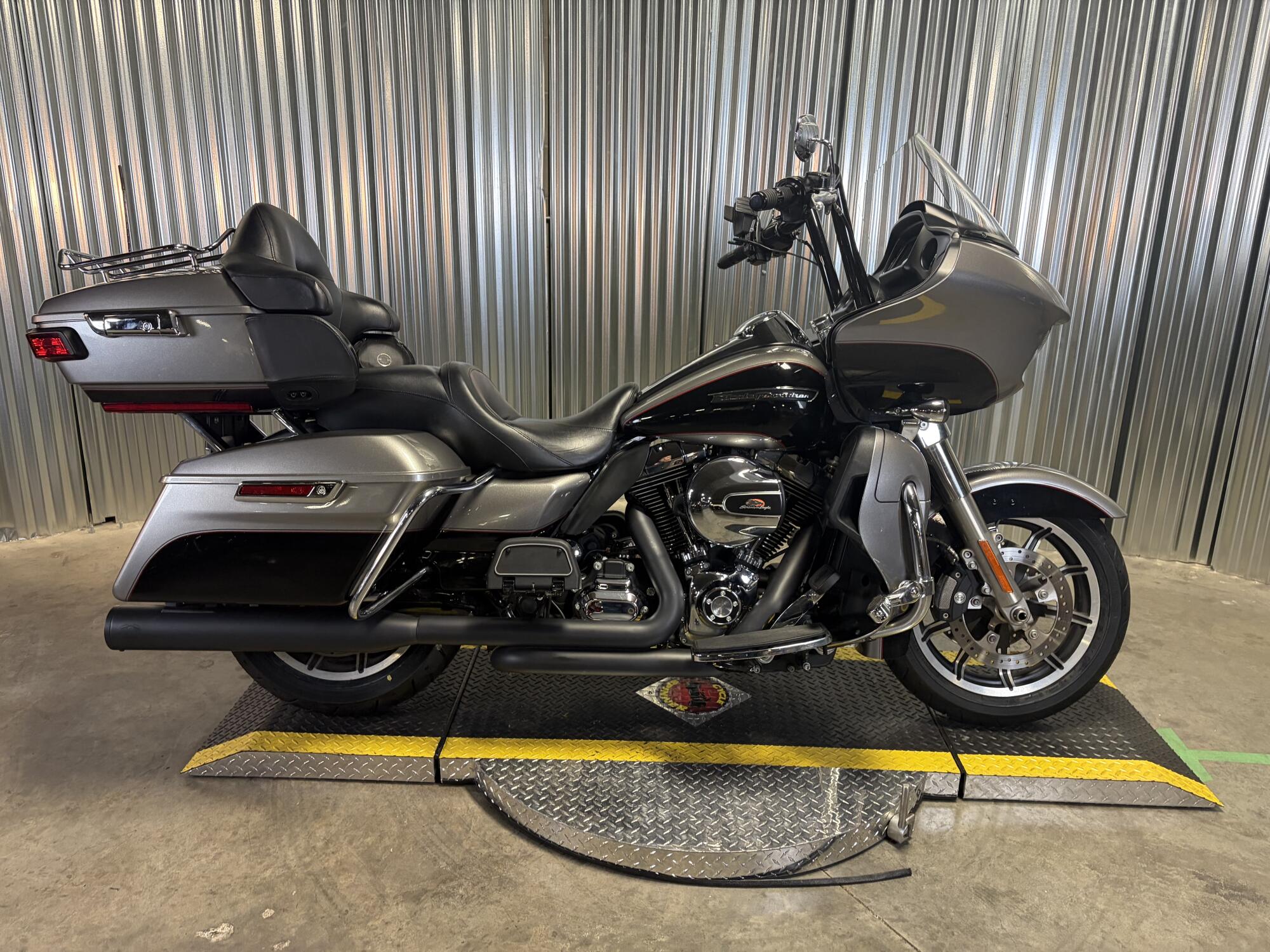 2016 Harley-Davidson® Road Glide® Ultra BIL SLVR/V BLK W/PINSTRIPE