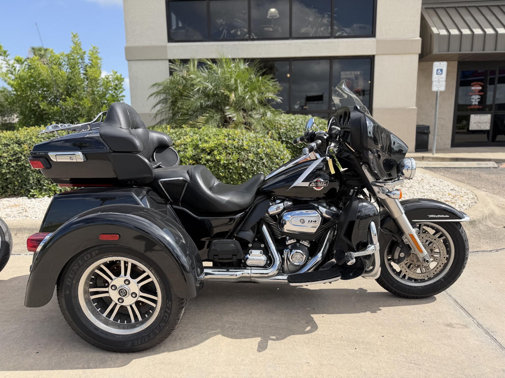2022 Harley-Davidson® Tri Glide® Ultra Vivid Black
