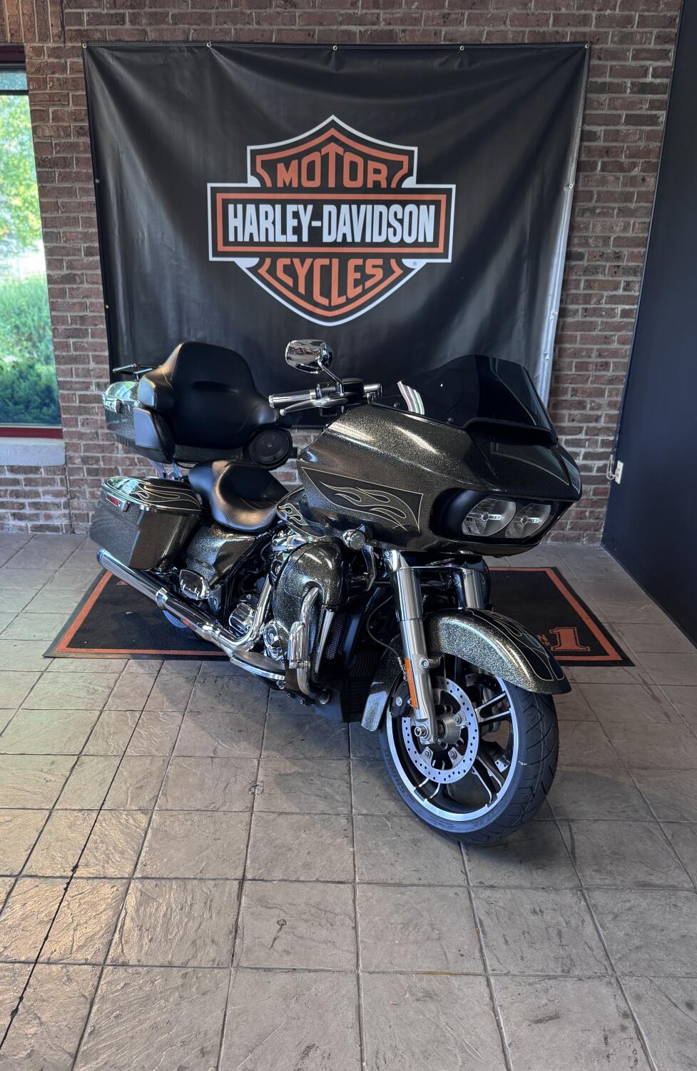 2017 Harley-Davidson® Road Glide® Special Velocity Red Sunglo
