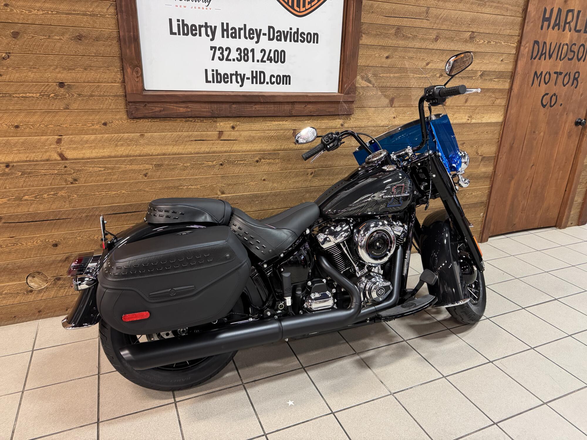 2026 Harley-Davidson® Heritage Classic Midnight Ember w/Laced Wheels FLHC, photo 8