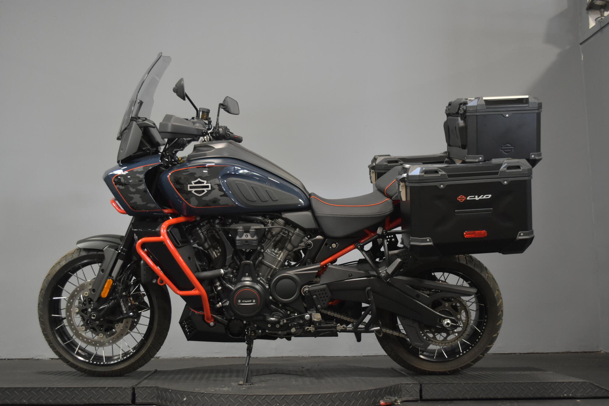 2025 Harley-Davidson® CVO™ Pan America® Carbon Blue, photo 6