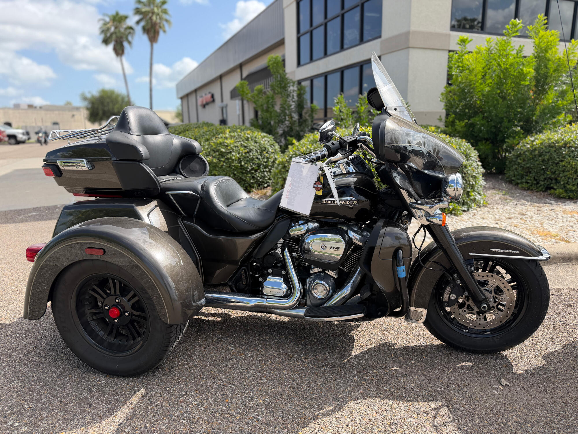 2020 Harley-Davidson® Tri Glide® Ultra RVR RCK GRY/BLK W/PINSTRIPE