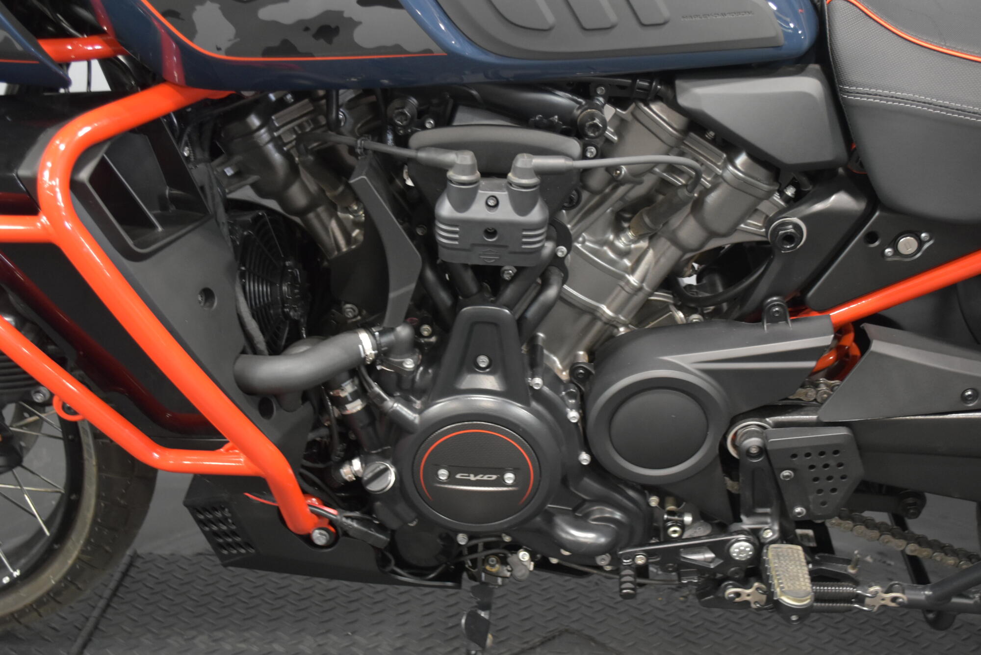 2025 Harley-Davidson® CVO™ Pan America® Carbon Blue, photo 13