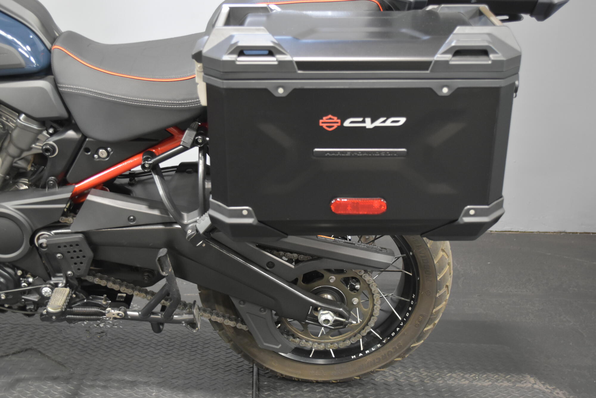 2025 Harley-Davidson® CVO™ Pan America® Carbon Blue, photo 14