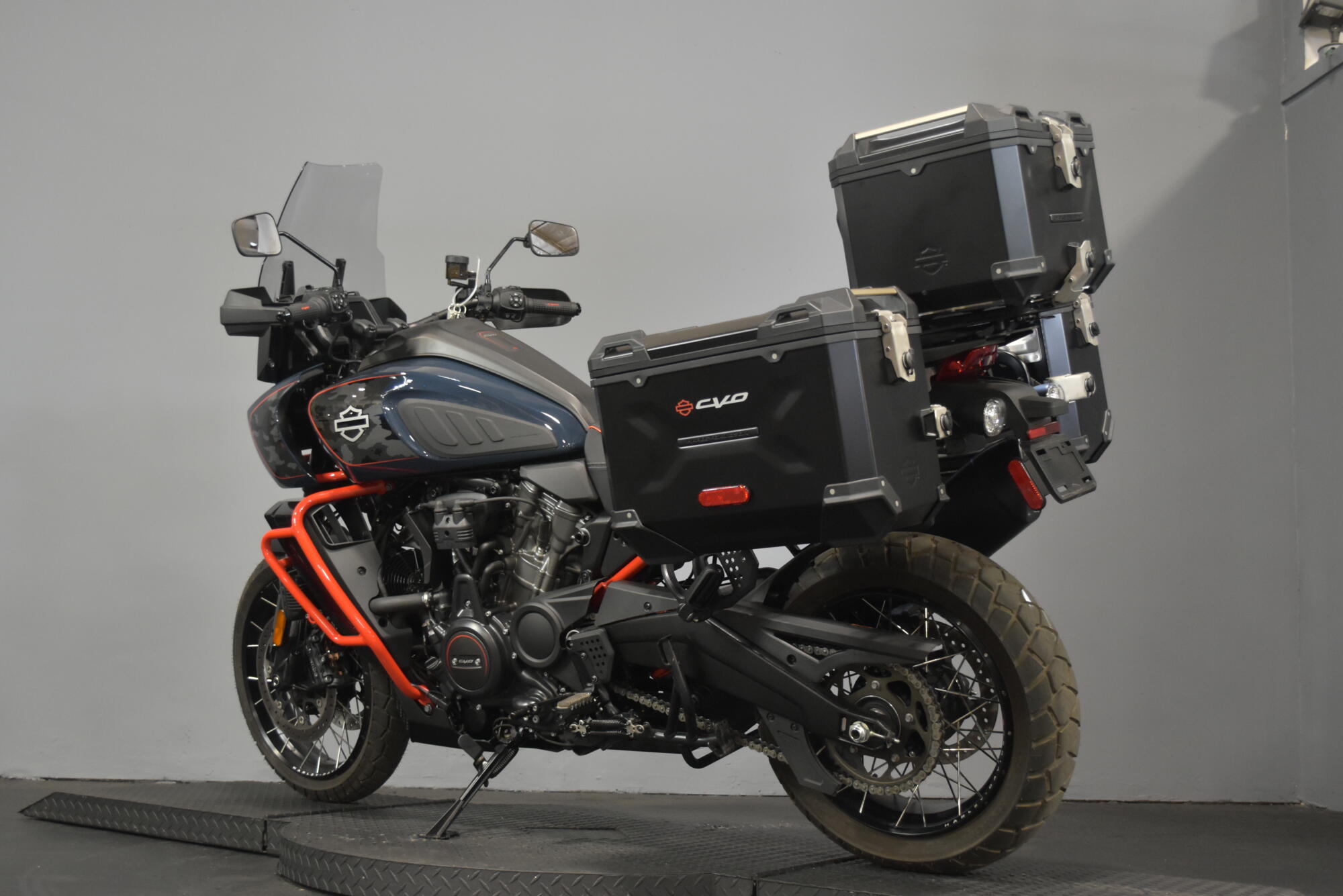 2025 Harley-Davidson® CVO™ Pan America® Carbon Blue, photo 5