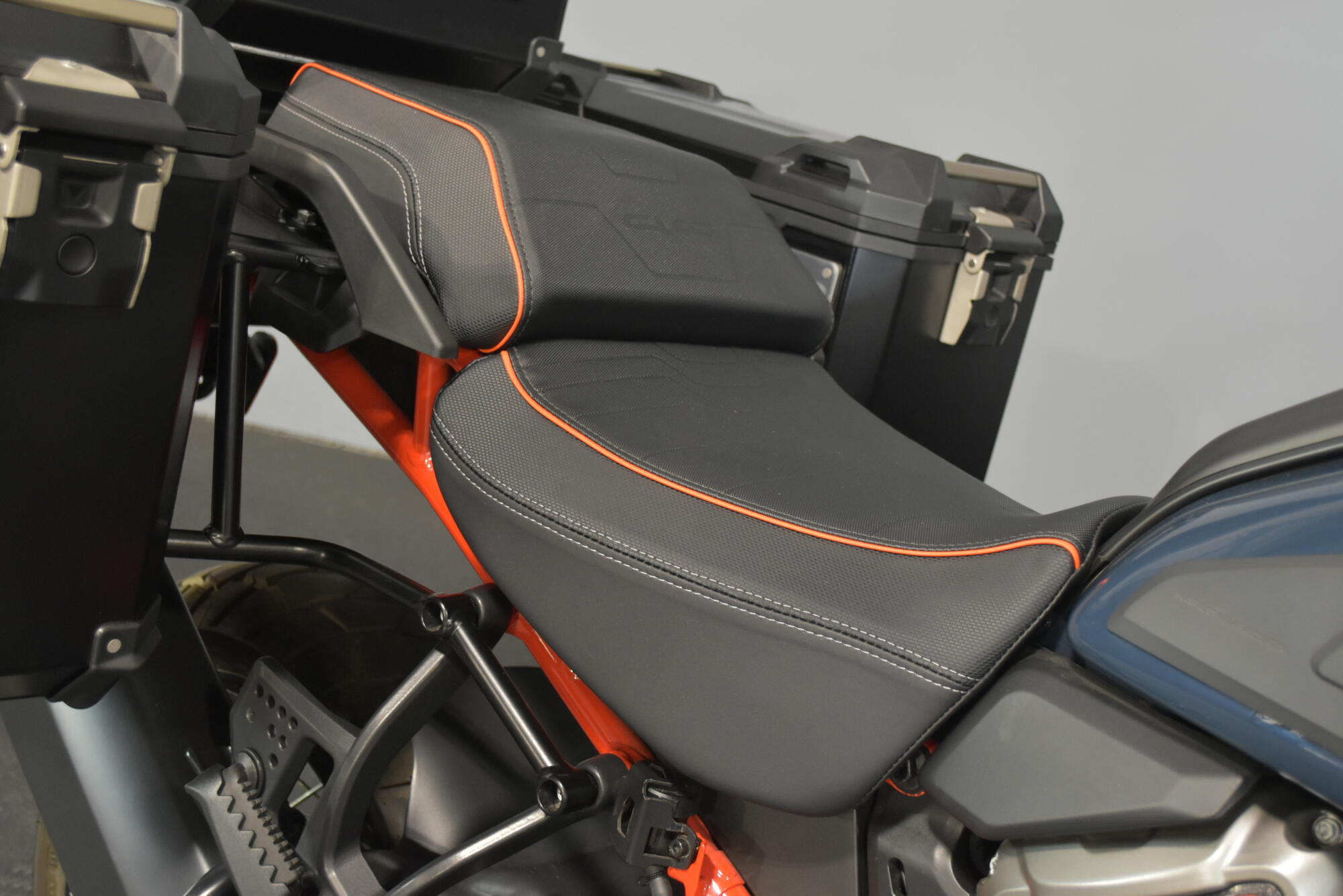 2025 Harley-Davidson® CVO™ Pan America® Carbon Blue, photo 25