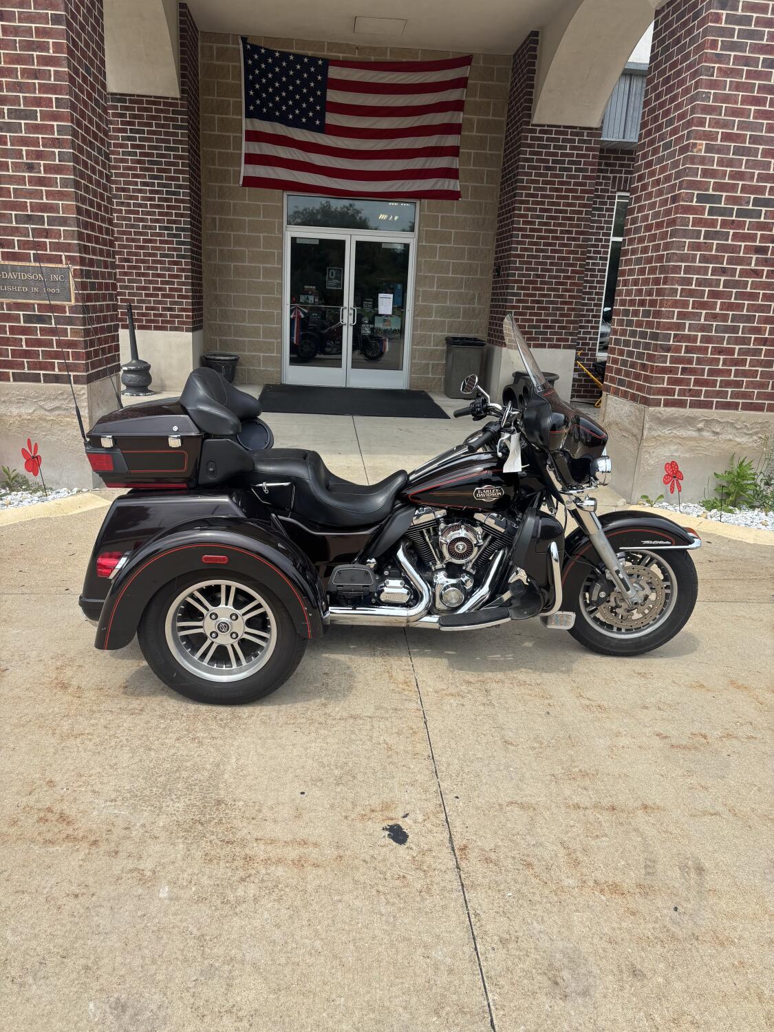 2011 Harley-Davidson® Tri Glide™ Ultra Classic® Two-Tone Merlot Sunglo/Vivid Black