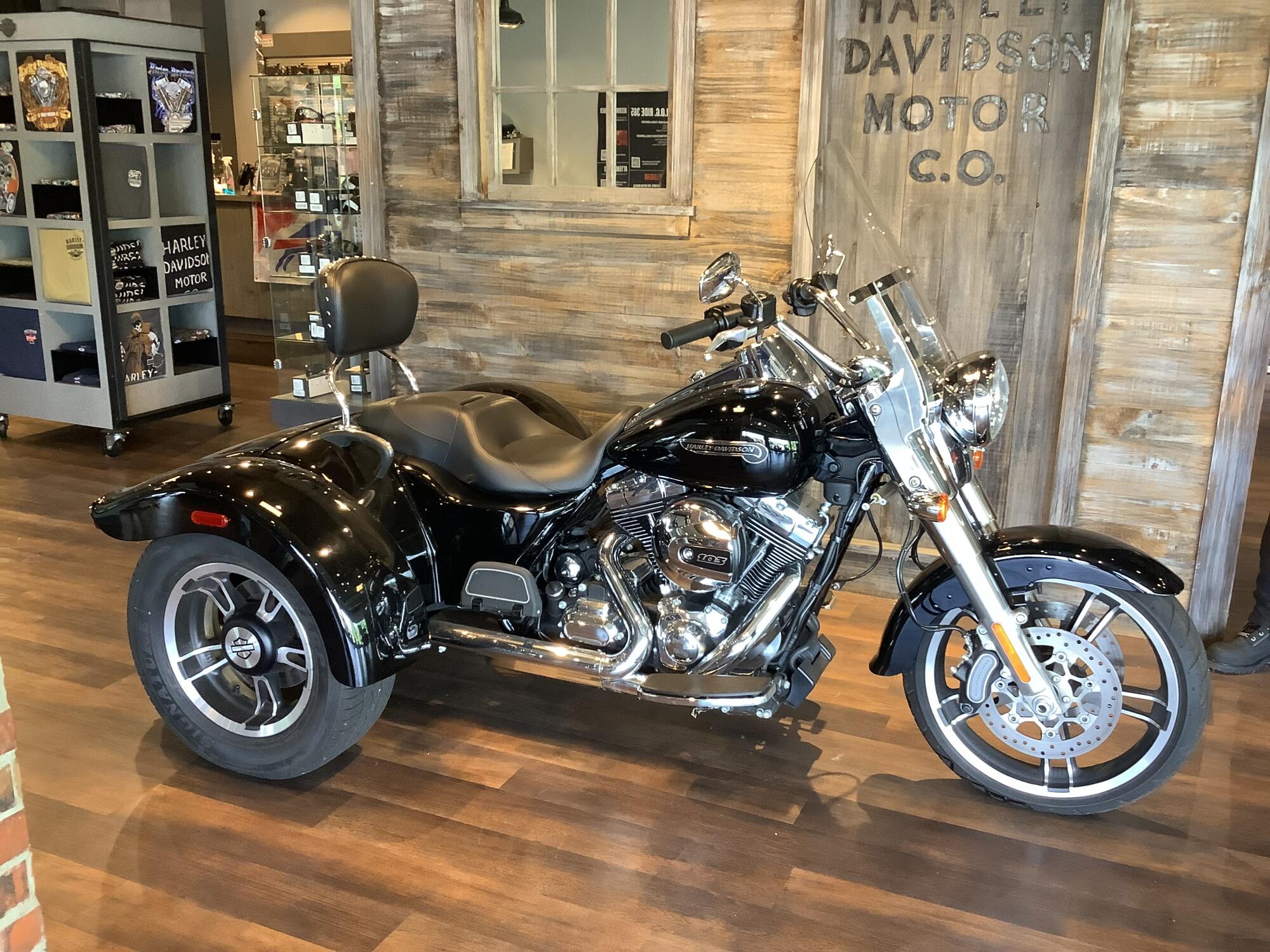 Harley-Davidson® Freewheeler® 2016 FLRT U893-16 Vivid Black