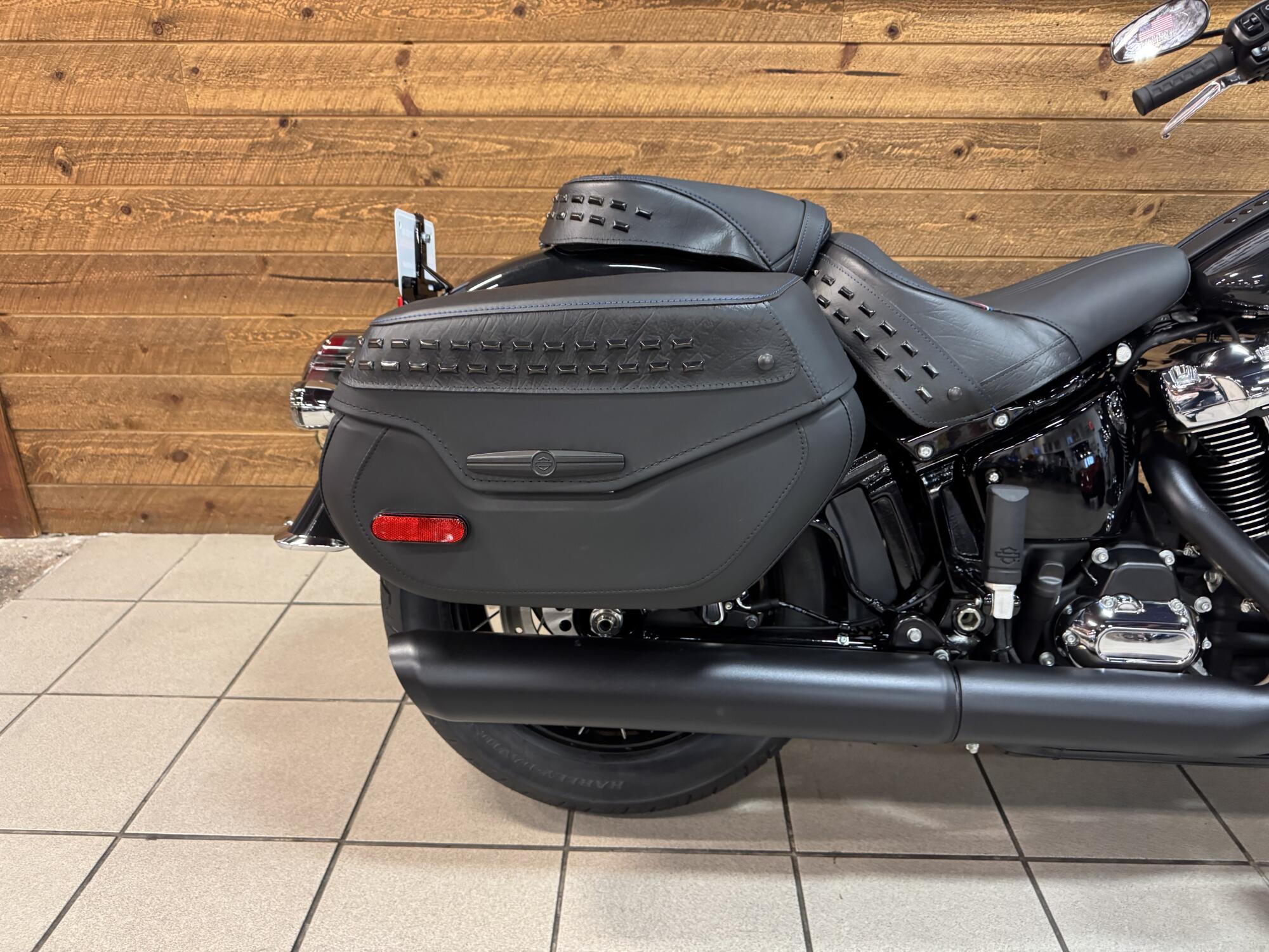 2026 Harley-Davidson® Heritage Classic Midnight Ember w/Laced Wheels FLHC, photo 6