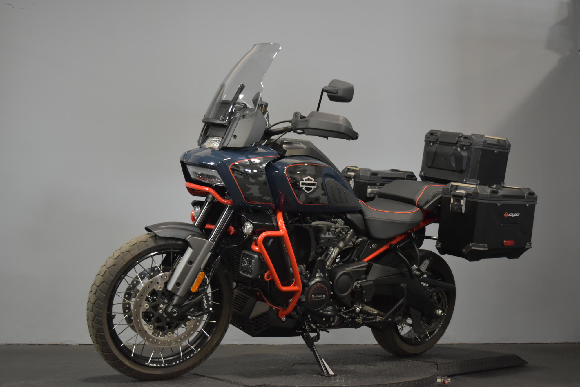 2025 Harley-Davidson® CVO™ Pan America® Carbon Blue, photo 4