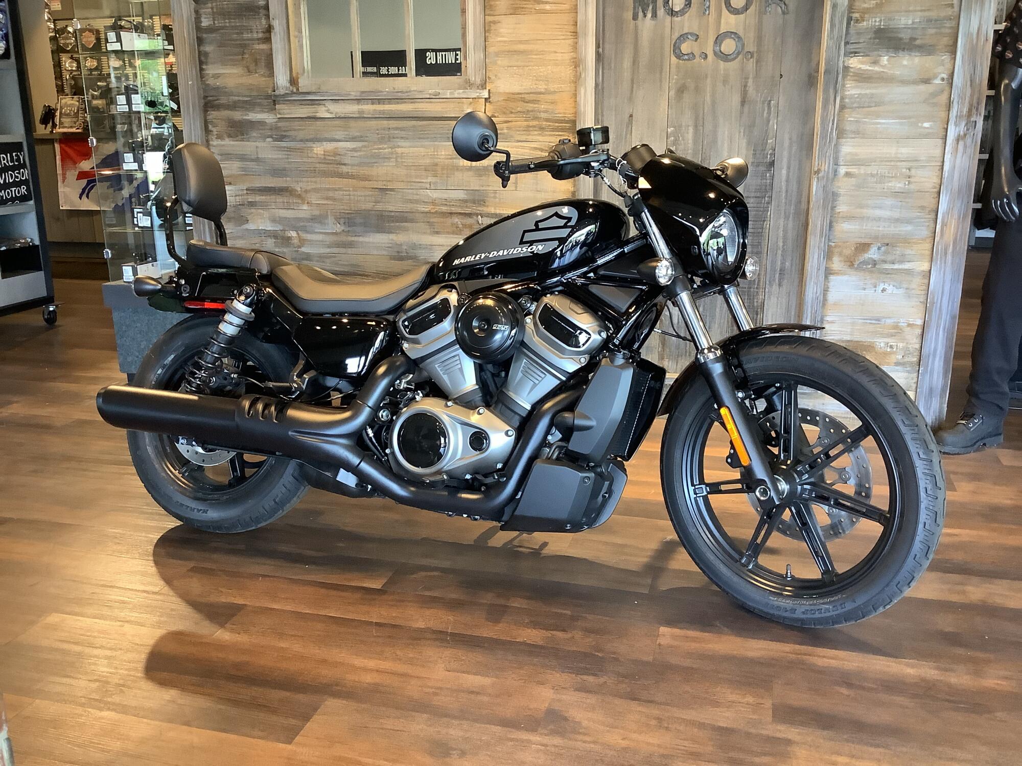 Harley-Davidson® Nightster™ 2022 RH975 U124-22 Vivid Black