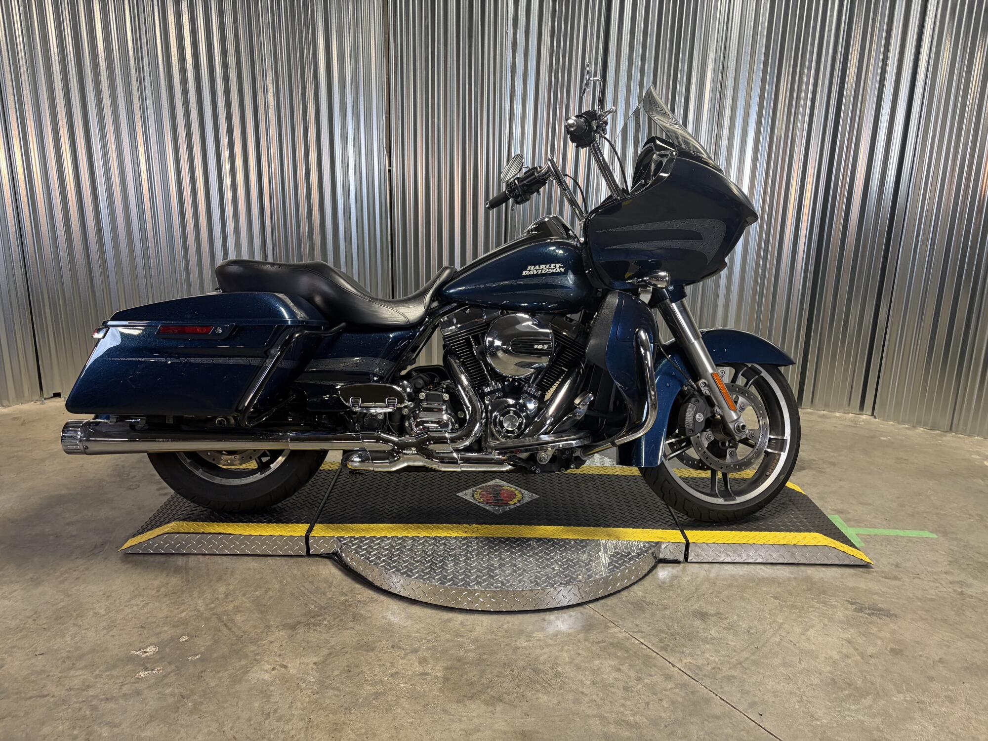 2016 Harley-Davidson® Road Glide® Special Custom Colour Cosmic Blue Pearl