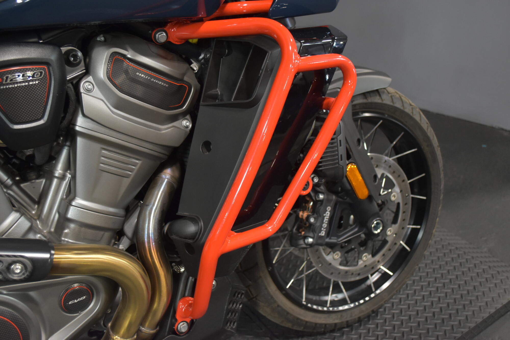 2025 Harley-Davidson® CVO™ Pan America® Carbon Blue, photo 32