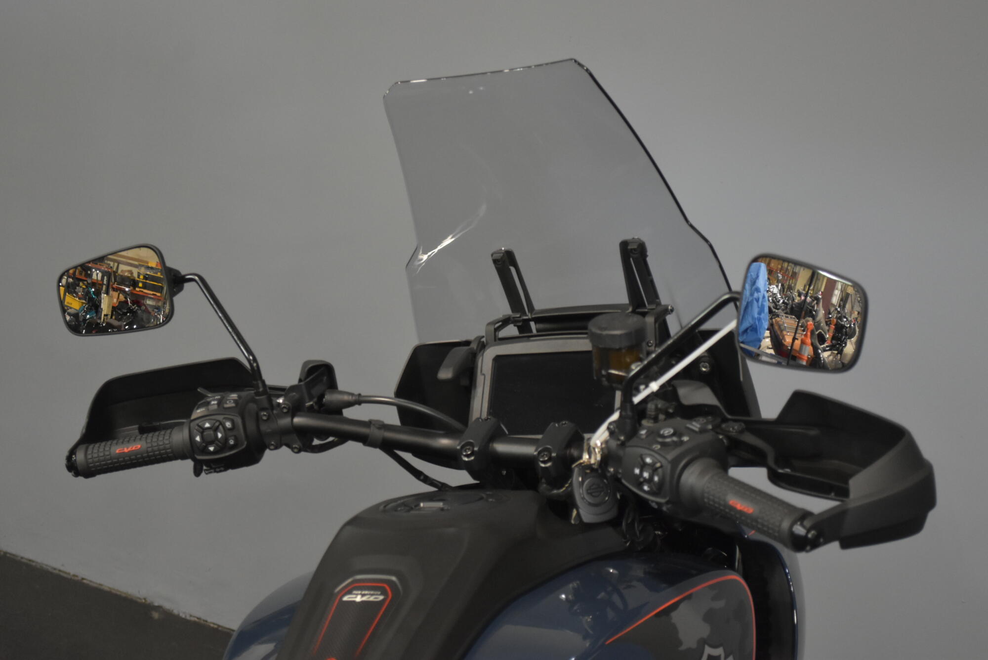 2025 Harley-Davidson® CVO™ Pan America® Carbon Blue, photo 15