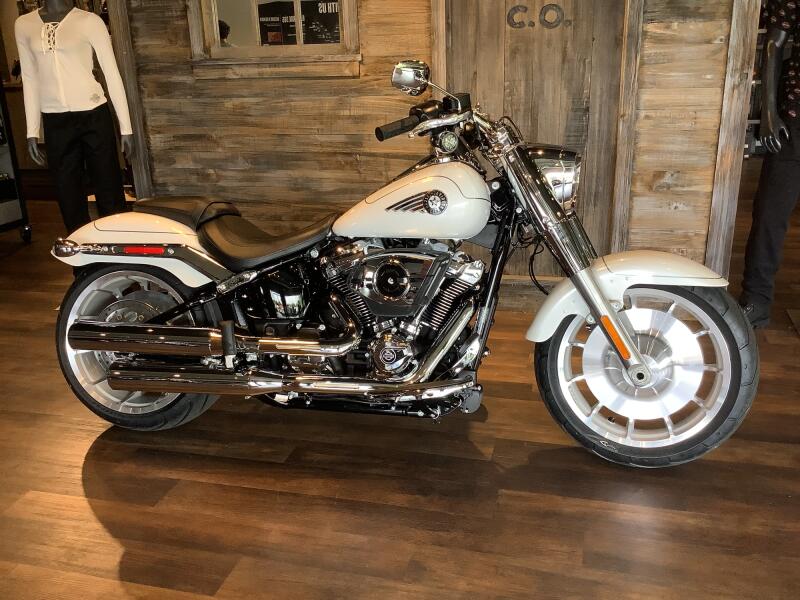 Harley-Davidson® Fat Boy® 2026 FLFB S11-26 White Onyx Pearl Chrome Trim