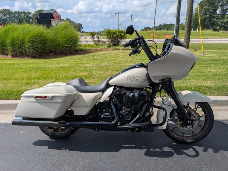 2023 Harley-Davidson® Road Glide® ST White Sand Pearl