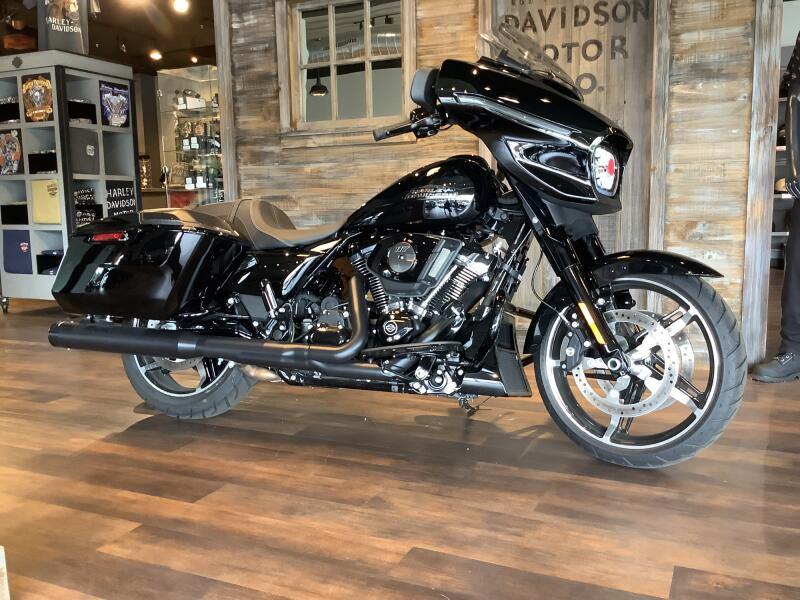 Harley-Davidson® Street Glide® 2024 FLHX U902-24 Vivid Black - Black Finish