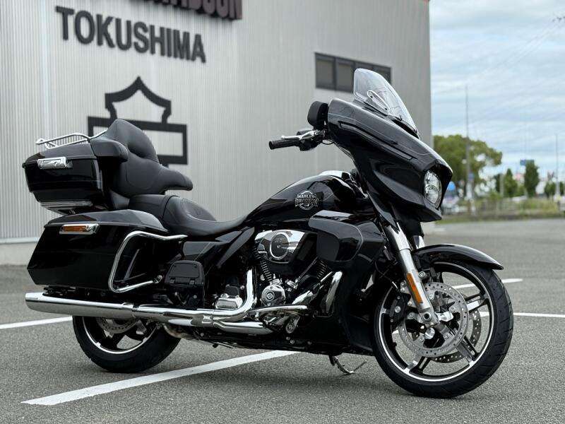 2025 Harley-Davidson® Street Glide™ Ultra Vivid Black Chrome Trim