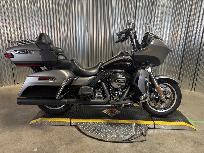 2016 Harley-Davidson® Road Glide® Ultra BIL SLVR/V BLK W/PINSTRIPE