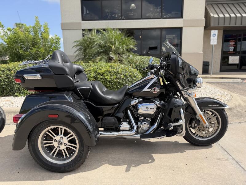 2022 Harley-Davidson® Tri Glide® Ultra Vivid Black