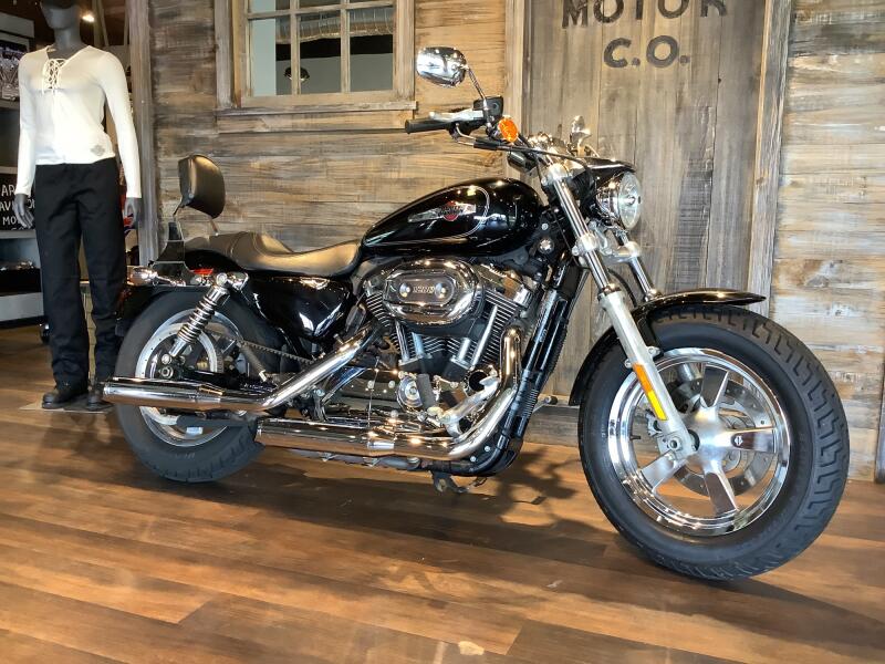 Harley-Davidson® 1200 Custom 2013 XL1200C U119-13 Vivid Black