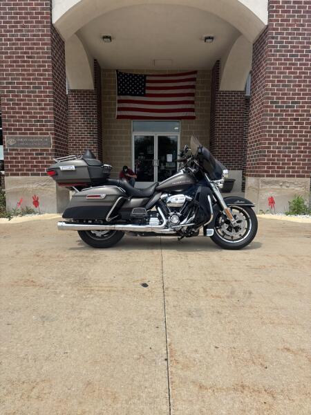 2018 Harley-Davidson® Ultra Limited Industrial Gray Denim/Black Denim