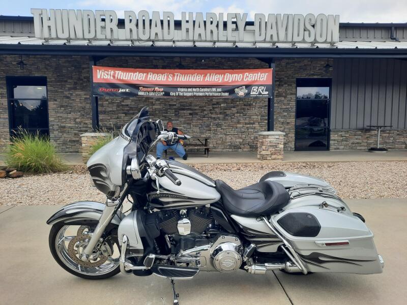 2015 Harley-Davidson® CVO™ Street Glide® Two-Tone Hard Candy Mercury/Smoky Quartz Flames