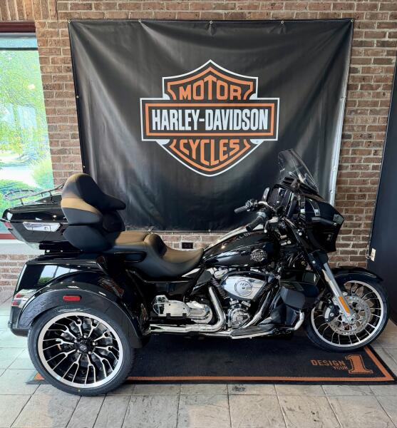 2026 Harley-Davidson® Street Glide 3 Limited Vivid Black Chrome Trim