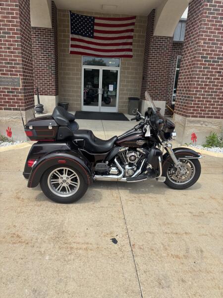 2011 Harley-Davidson® Tri Glide™ Ultra Classic® Two-Tone Merlot Sunglo/Vivid Black