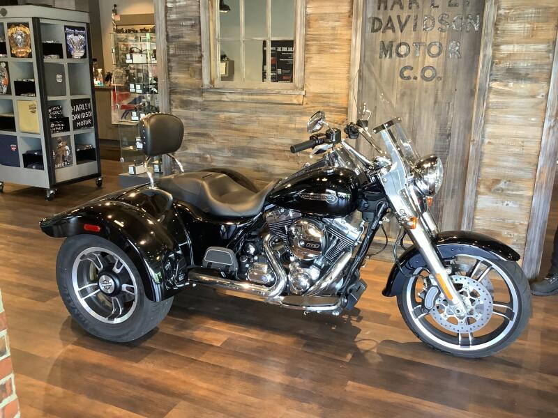 Harley-Davidson® Freewheeler® 2016 FLRT U893-16 Vivid Black