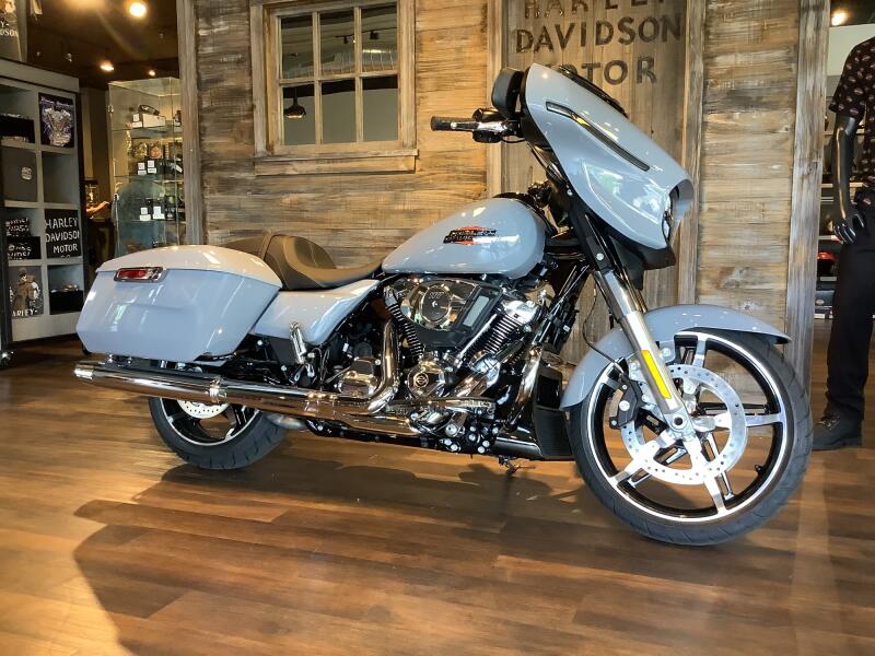 Harley-Davidson® Street Glide® 2026 FLHX T13-26 Dark Billiard Gray Chrome Trim