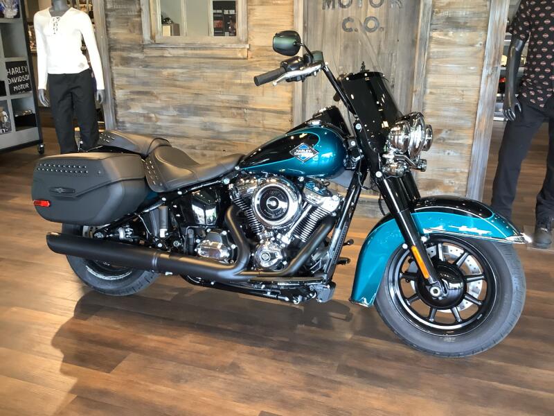 Harley-Davidson® Heritage Classic 2026 FLHC S17-26 Teal Thunder / Vivid Black Black Cast Wheels